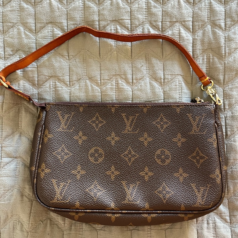 Louis Vuitton Vintage 
Pochette Accessoire cloth handbag